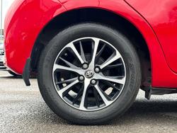 TOYOTA Yaris Photo 5
