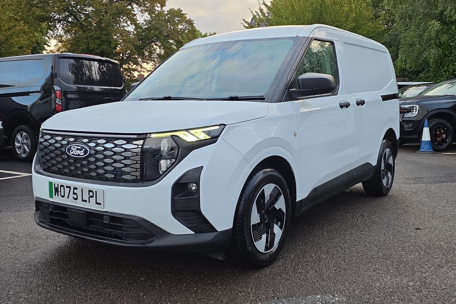 Ford E-TRANSIT COURIER Photo 23