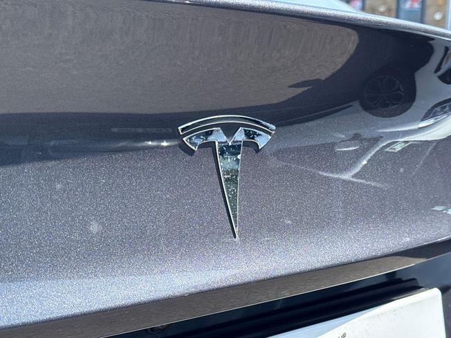 TESLA Model 3 Photo 32