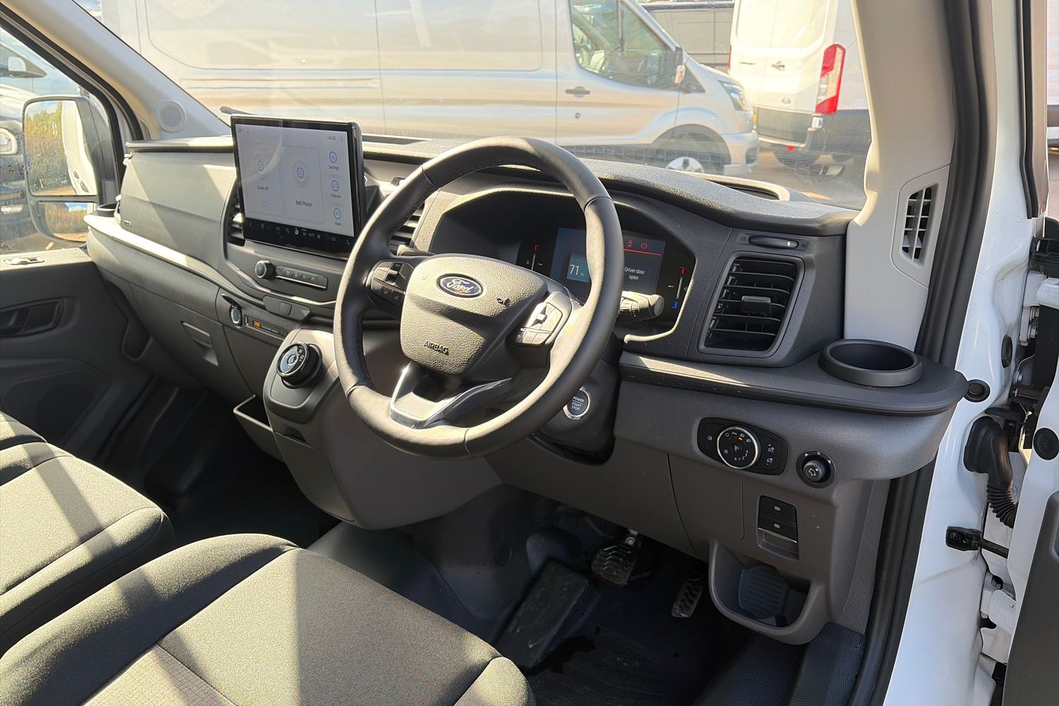 Ford E-TRANSIT Photo 13