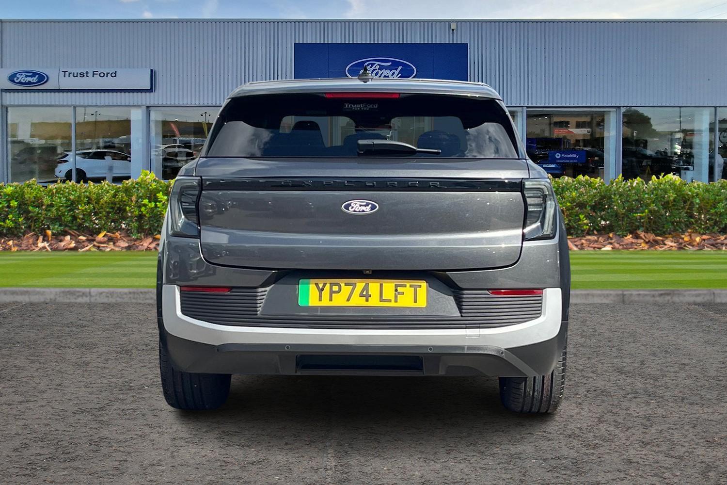 Ford Explorer Photo 6