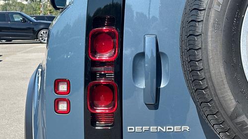 Land Rover Defender Photo autoimg-715304c7c58fcaf5bbbb71ea5014e8a02d1f7893.jpg