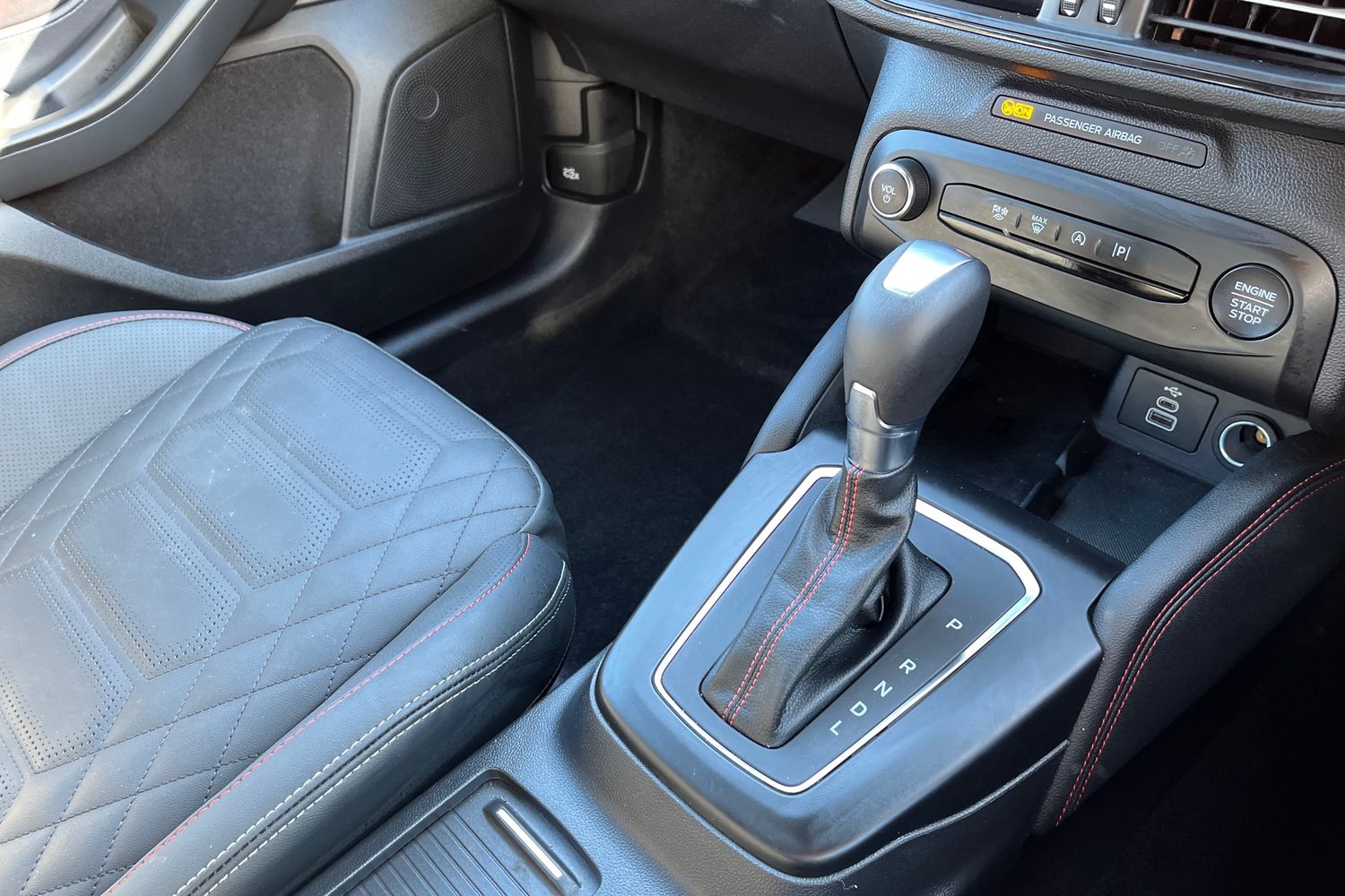 Ford FOCUS Photo 28
