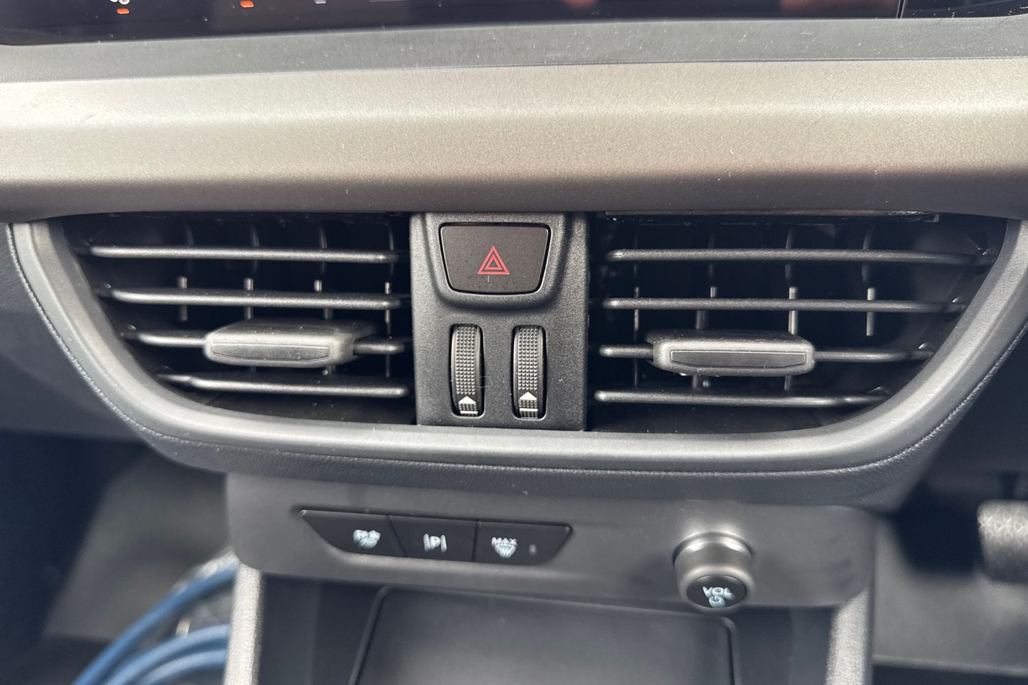 Ford E-TRANSIT COURIER Photo 35