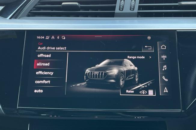 AUDI Q8 E-Tron Photo 23