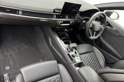 Audi RS4 Photo 2
