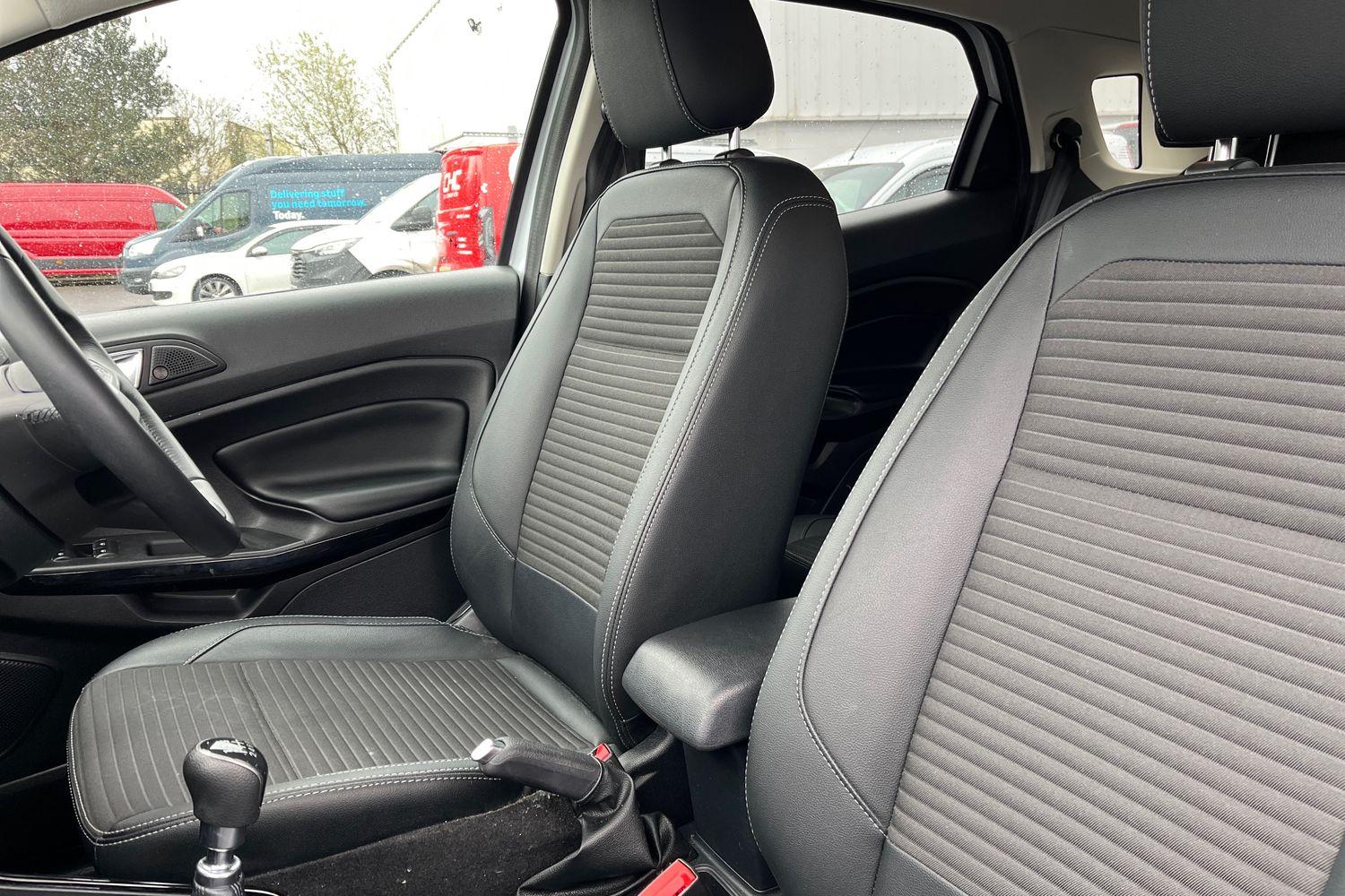 Ford ECOSPORT Photo 18