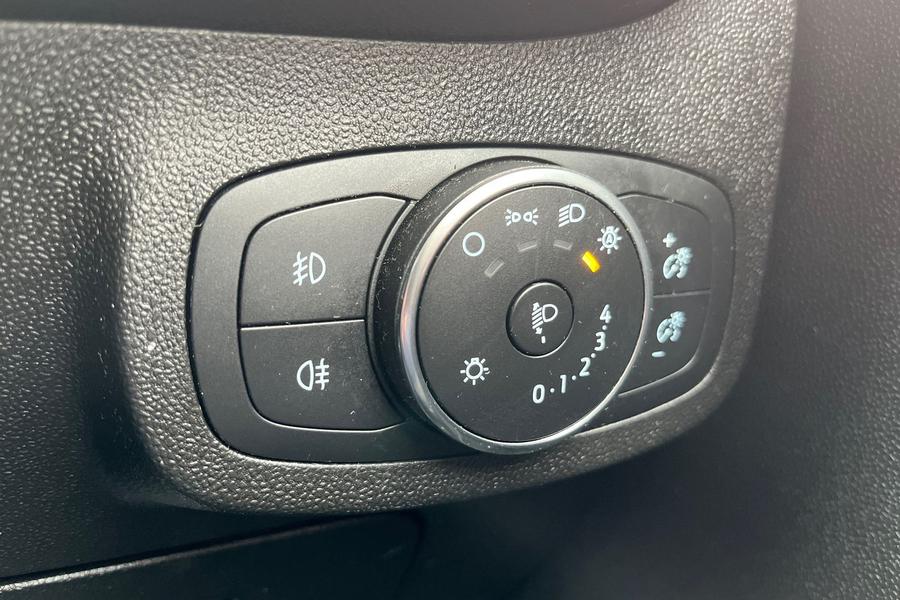 Ford FIESTA Photo autoimg-722a8d94de0d15dd7d67060a681bb54d9b014330.jpg