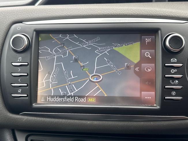 TOYOTA Yaris Photo 14