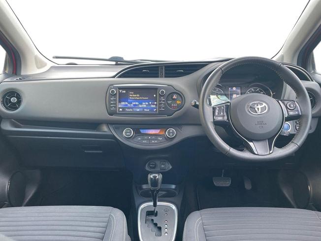 TOYOTA Yaris Photo 10