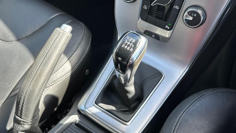 Used Volvo V40 WG19JFX 13