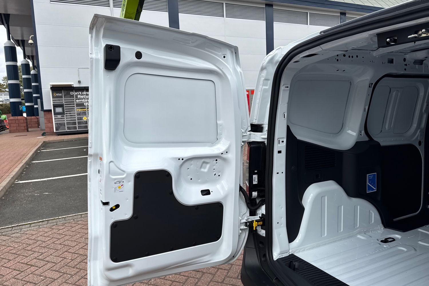 Ford E-TRANSIT COURIER Photo 8