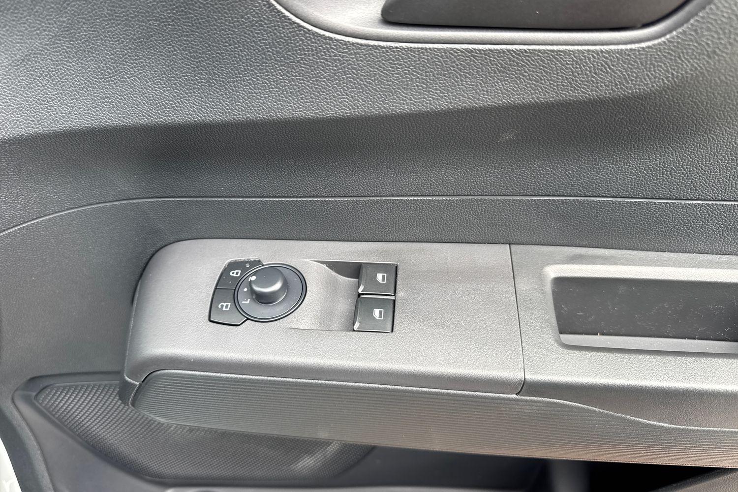 Ford E-TRANSIT COURIER Photo 26
