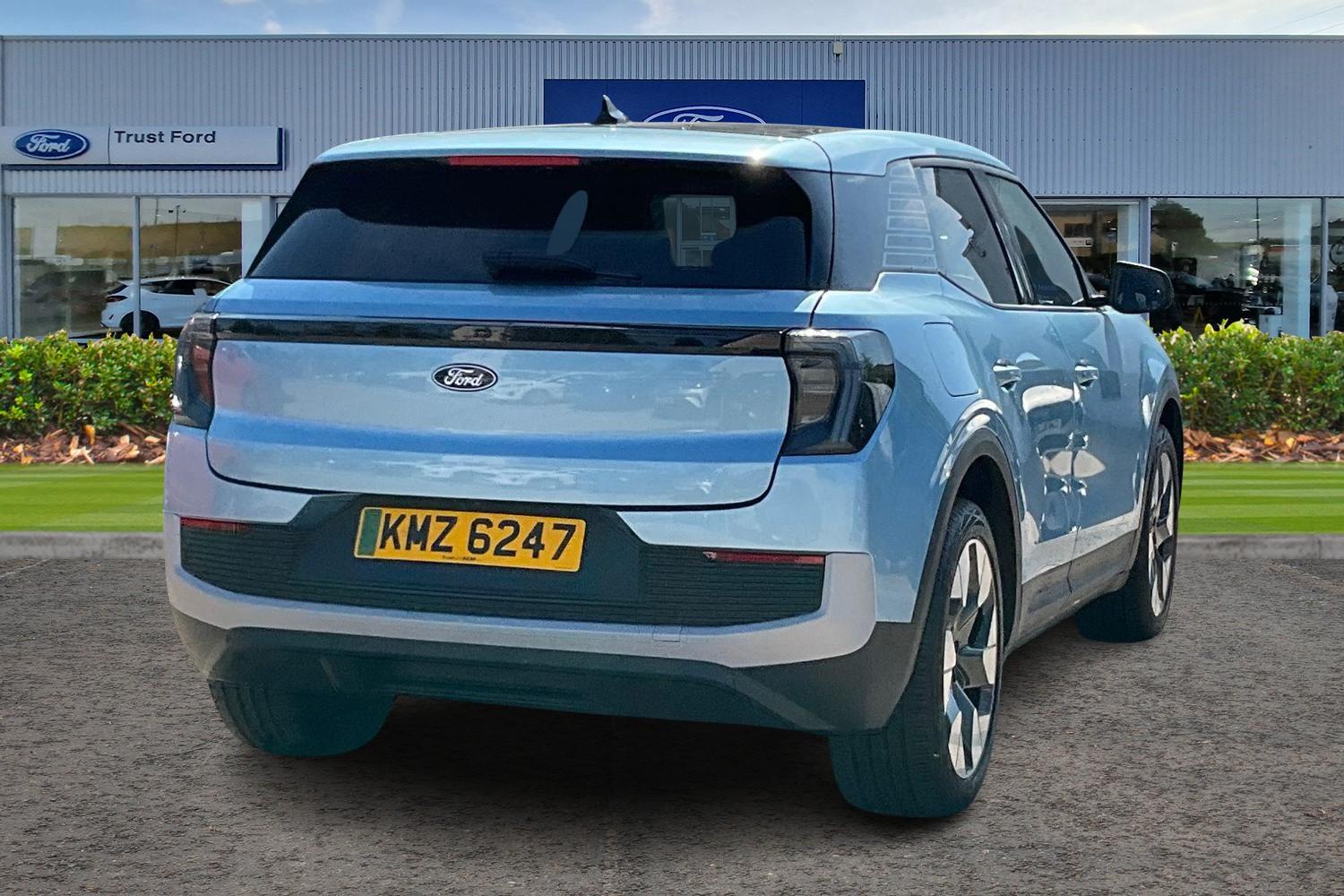 Ford Explorer Photo 3