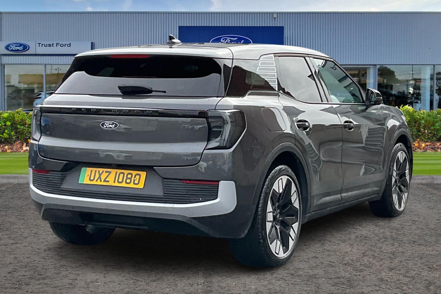 Ford Explorer Photo 3