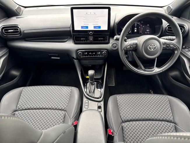 TOYOTA Yaris Photo 10