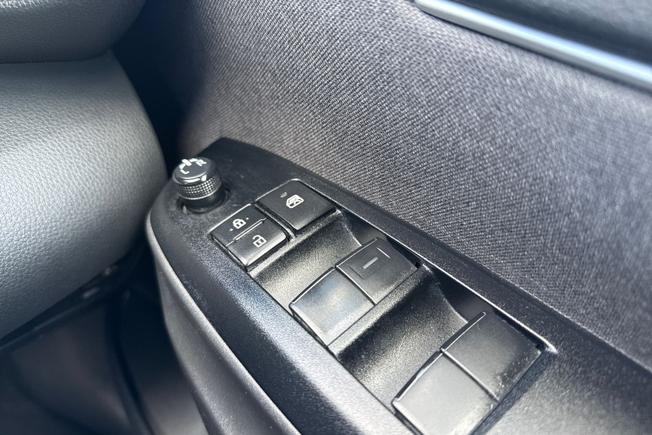 TOYOTA Yaris Photo 24