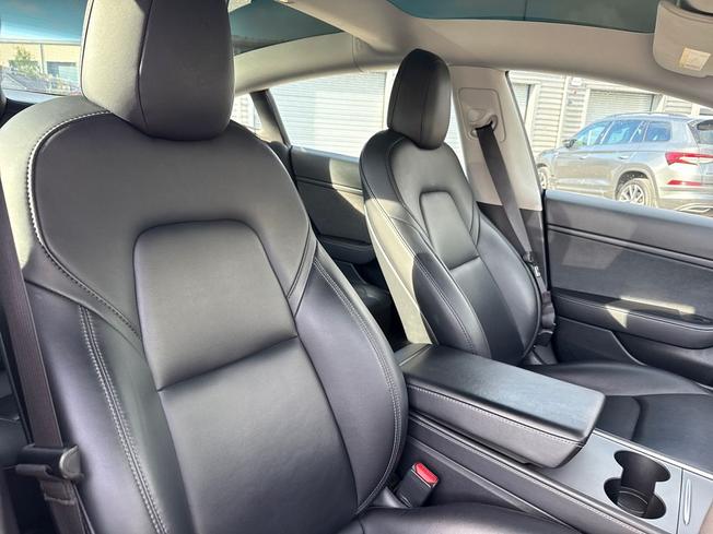 TESLA Model 3 Photo 25