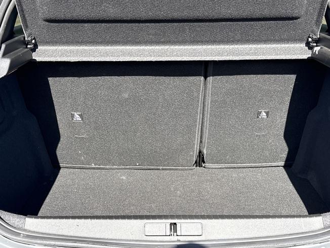 PEUGEOT E-208 Photo 12