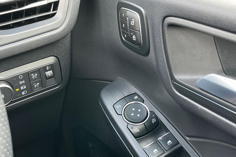 Ford KUGA Photo autoimg-7320d306705306a30a530f6c9e4b48b182764d35.jpg