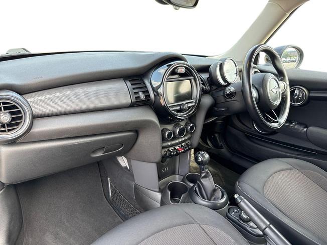 MINI Hatch Photo 2