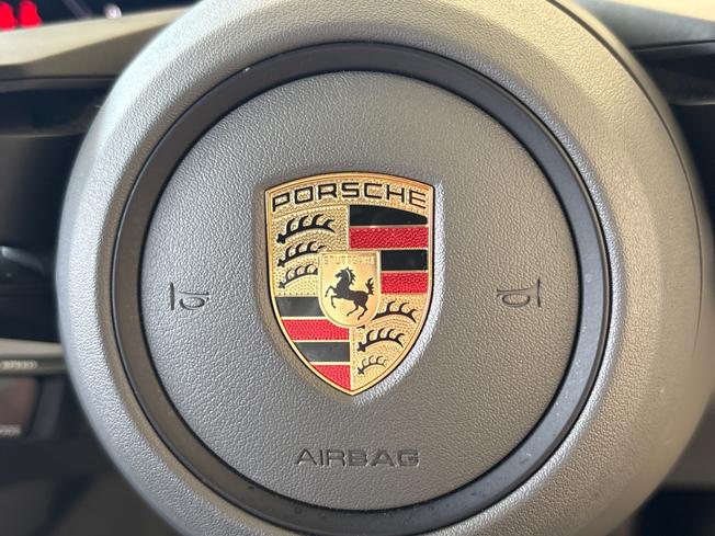 PORSCHE Taycan Photo 35
