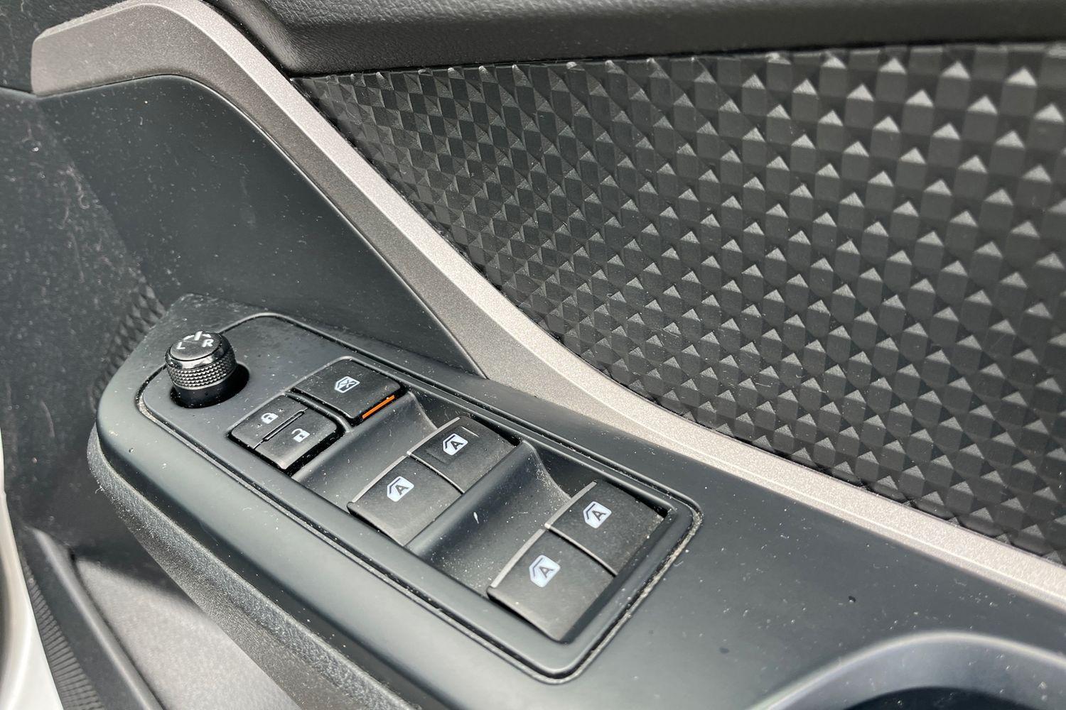 Toyota C-HR Photo 15