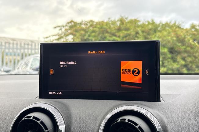 AUDI SQ2 Photo 13