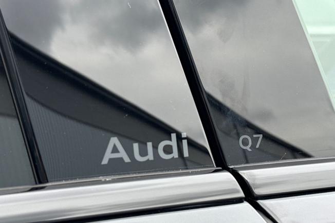 AUDI Q7 Photo 37