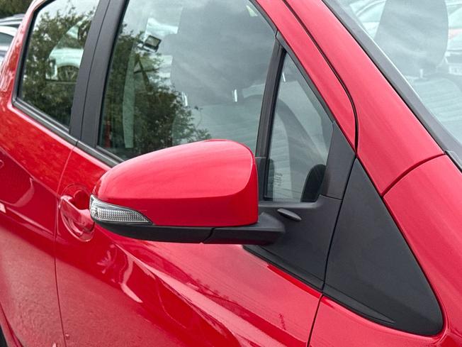 TOYOTA Yaris Photo 20