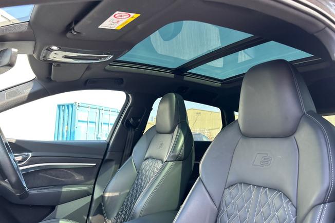 Audi e-tron S Photo 40