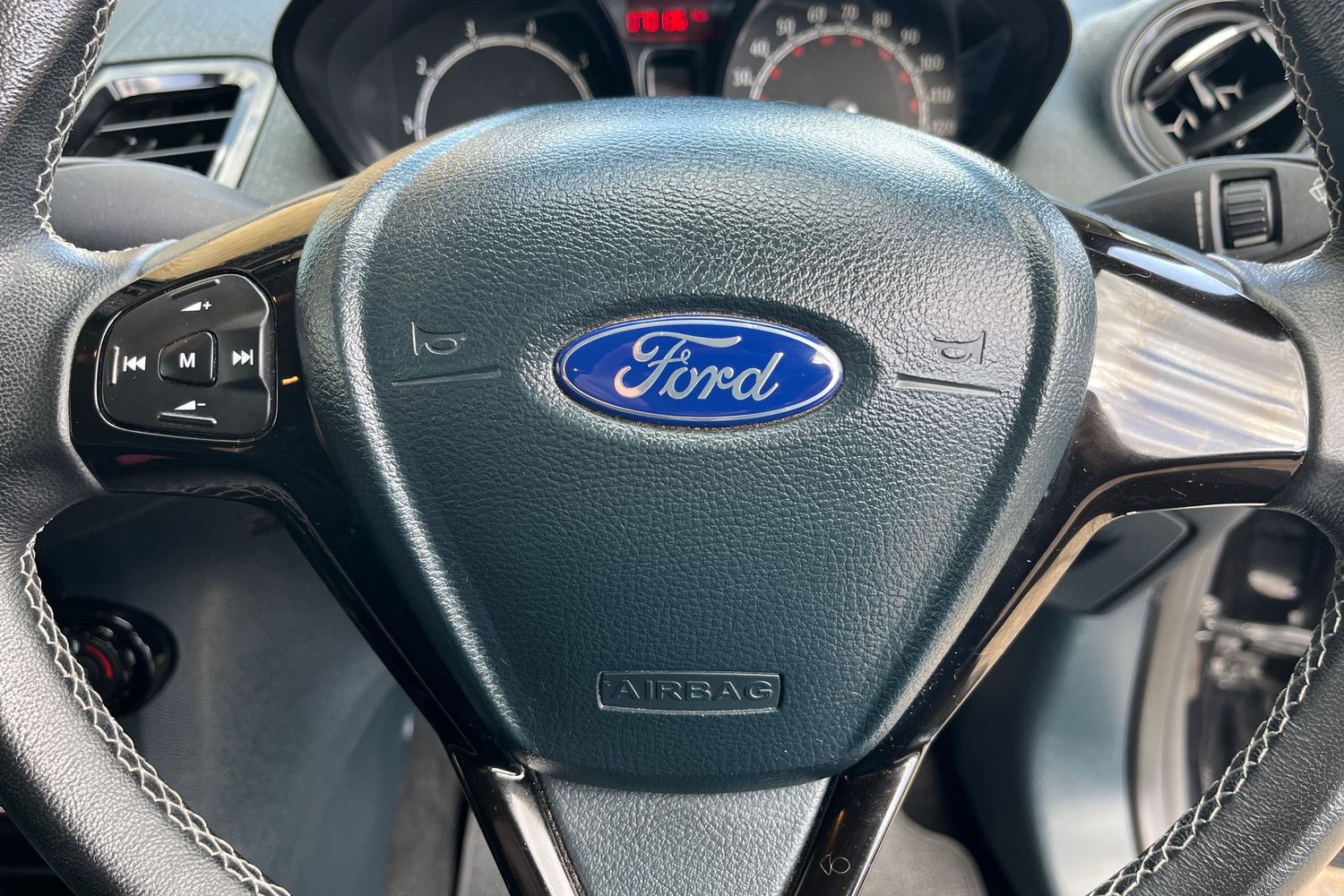 FORD FIESTA Photo 11