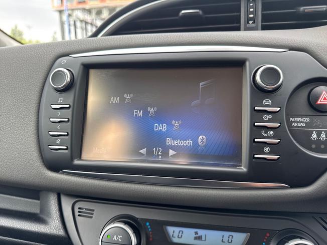 TOYOTA Yaris Photo 13