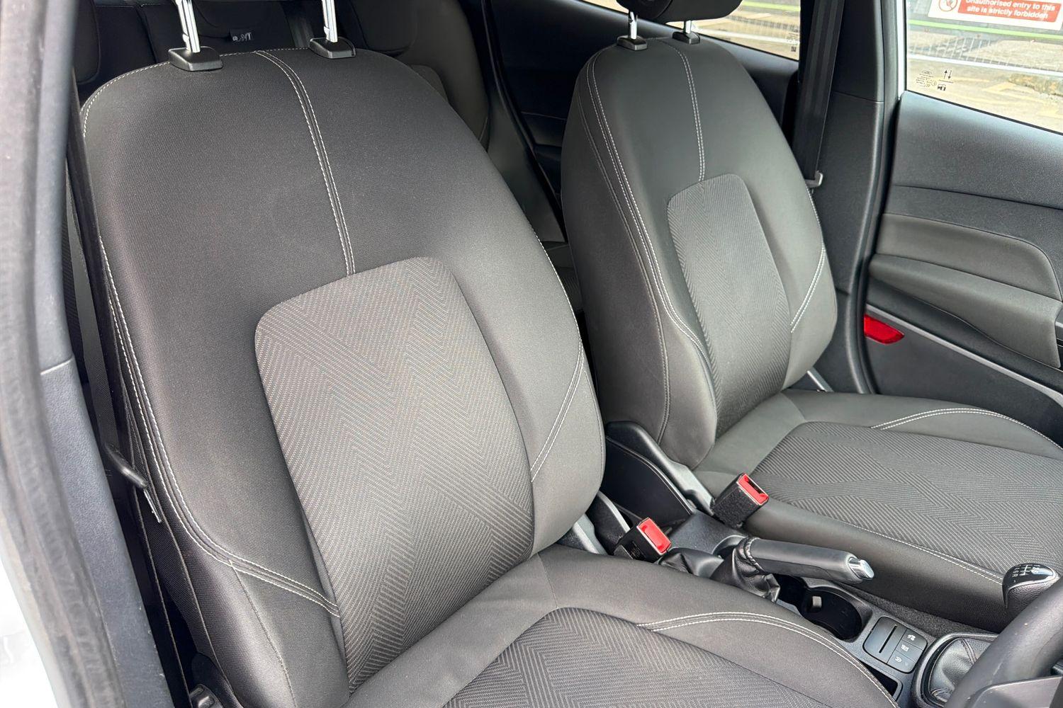 Ford FIESTA Photo 16