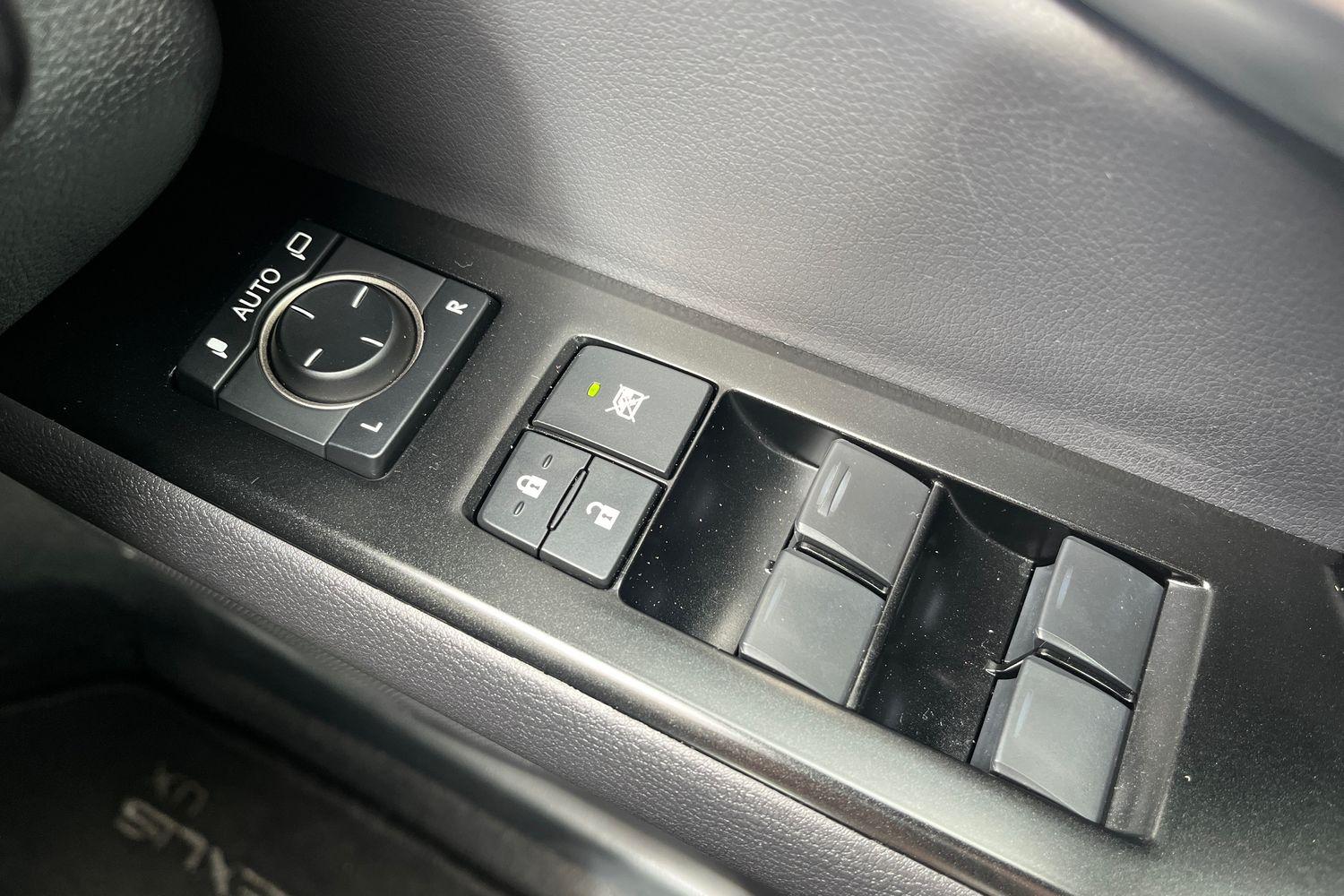 Lexus UX Photo 15
