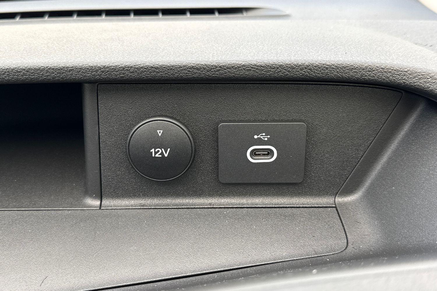 Ford E-TRANSIT Photo 30