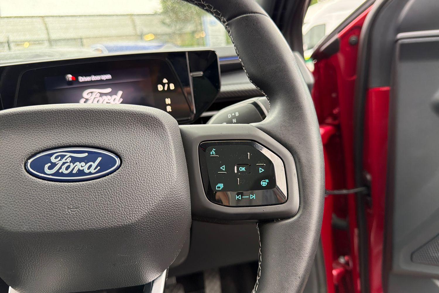 Ford EXPLORER Photo 29