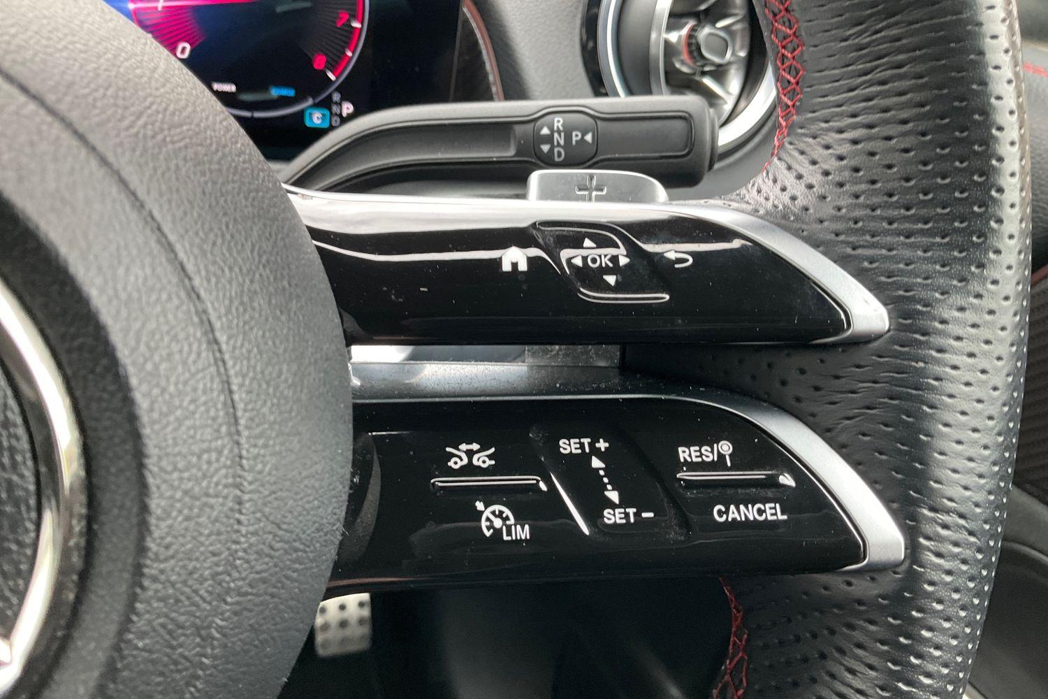 Mercedes-Benz GLB Photo 32