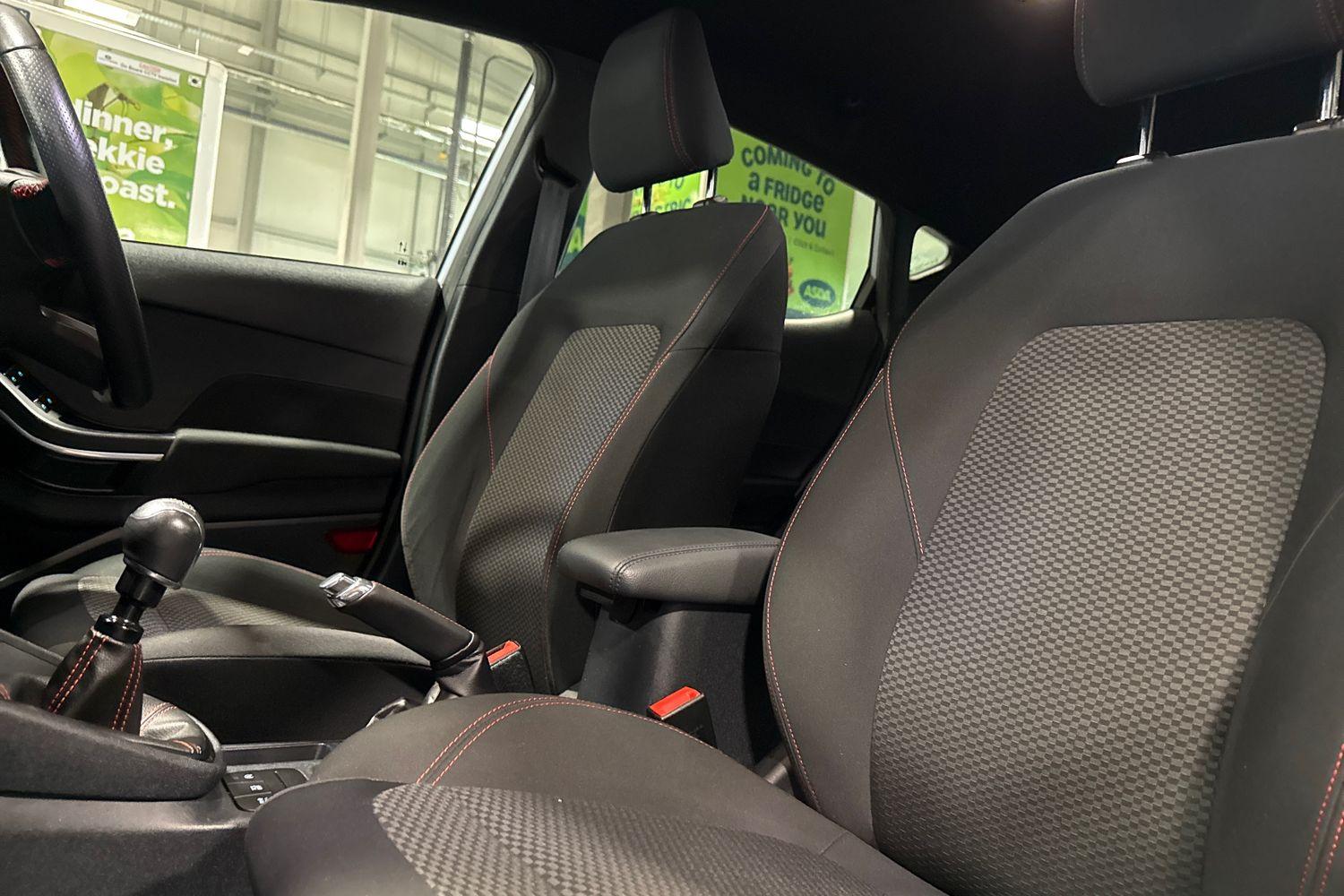 Ford FIESTA Photo 18