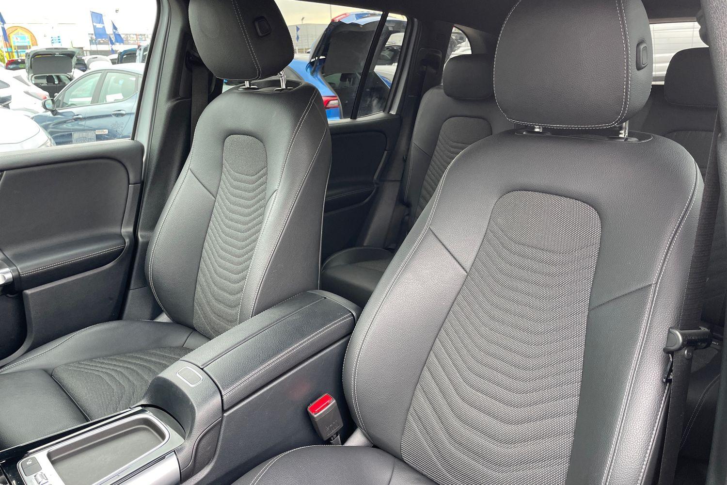 Mercedes-Benz GLB Photo 18