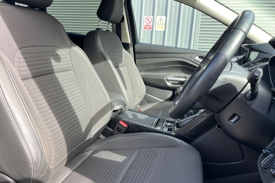 Ford KUGA Photo autoimg-7497fc3d782ebbaa624bfa8b273951f460cf60ad.jpg