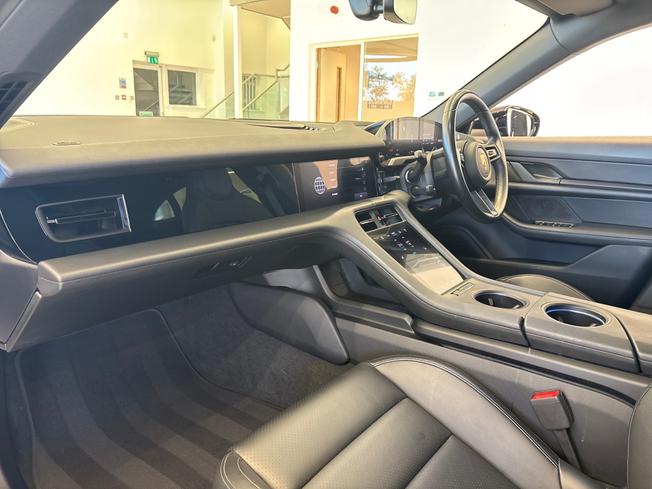 PORSCHE Taycan Photo 13