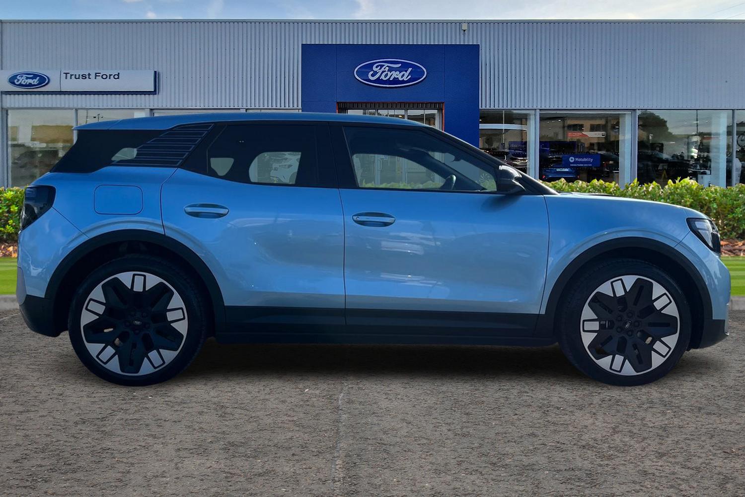 Ford Explorer Photo 2
