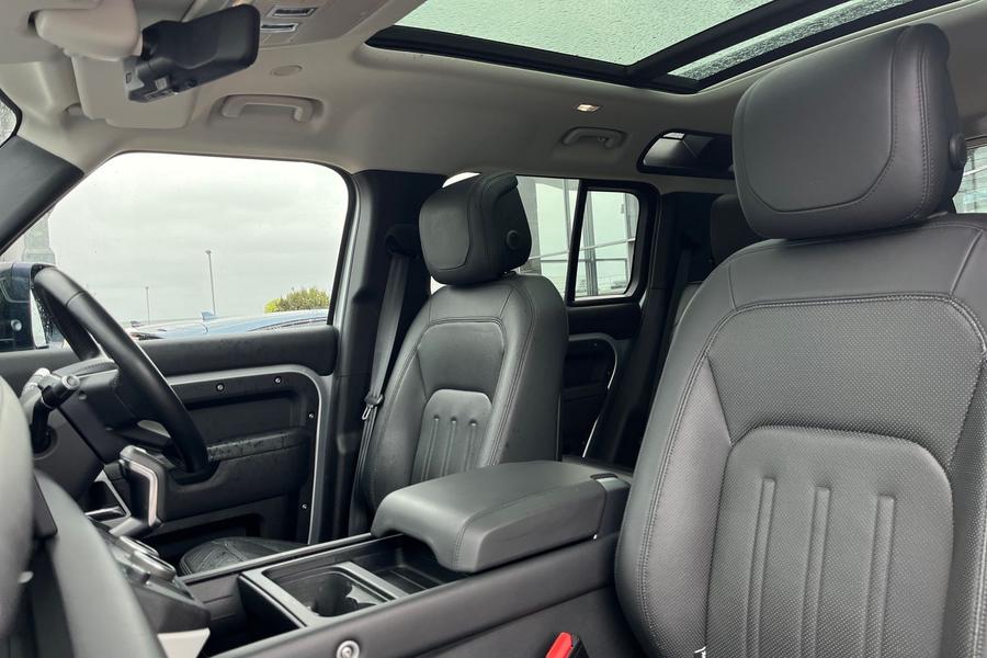 Land Rover Defender 110 Photo autoimg-74de8f590fbe97dea95764f9b497a38eceb227e4.jpg