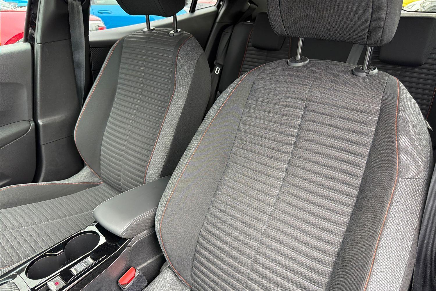 Peugeot E-2008 Photo 18