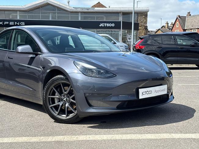 TESLA Model 3 Photo 24