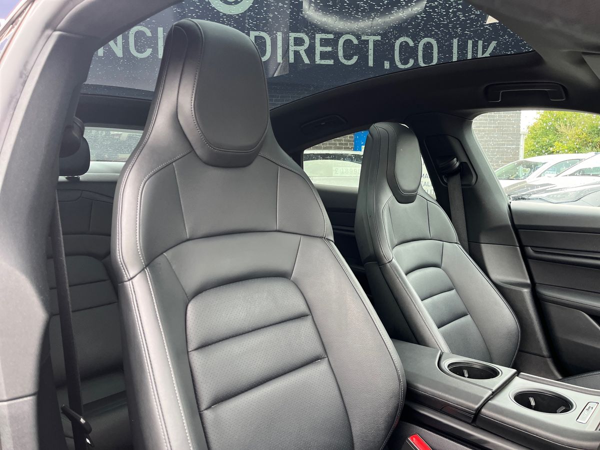 Porsche Taycan Photo 25
