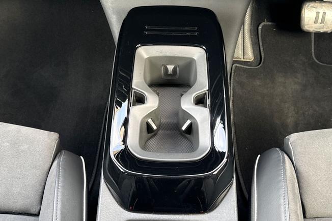 VOLKSWAGEN ID.4 Photo 23