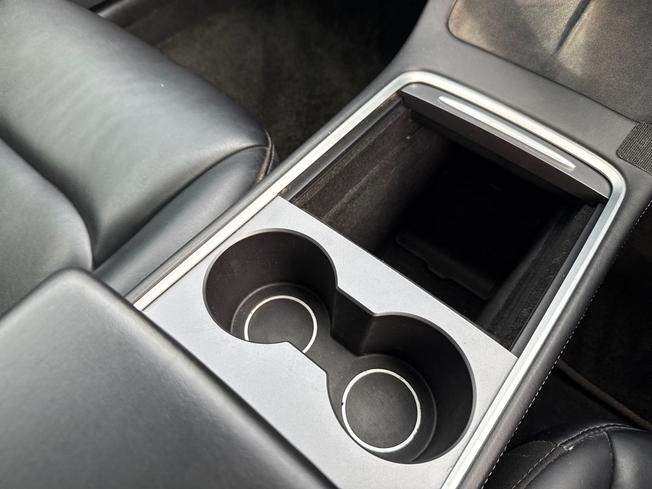 TESLA Model 3 Photo 34