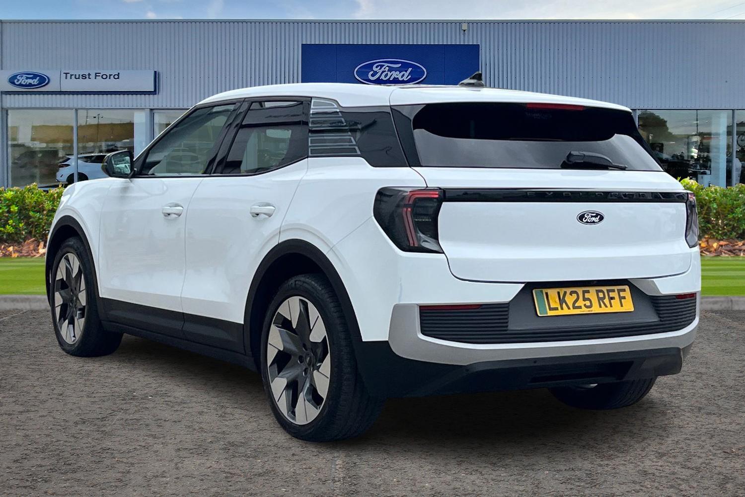 Ford Explorer Photo 1